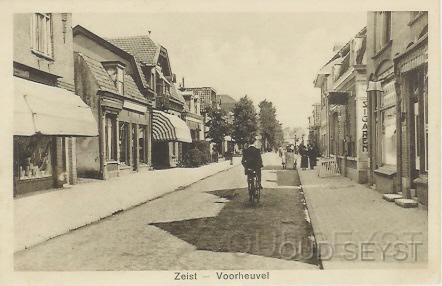 Voorheuvel-1929-002.jpg - De Voorheuvel in 1929 met rechts de sigarenhandel van J Straks op no. 14. Op no. 12 was Café Biljard de Kroon gevestigd. Gezicht vanaf het (toenmalige) Marktplein.