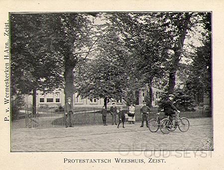 Weeshuis-1900-001.jpg - Een zeldzame kaart van het Protestantsch Weeshuis van begin 1900, gevestigd aan de Slotlaan 5. De weesvader was de heer G. de Rhoder. Opname is vanaf de Woudenberscheweg genomen.