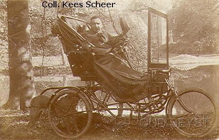 1910a.JPG - Op de foto is de heer M.W. van den Waal (Heerenstraat 6 te Zeist) met zijn mobiele fiets wat aangedreven wordt door een hond die je linksonder de wielen in beeld ziet staan. Opname achter het Slot Zeist genomen in de zomer van 1909. Kaart is verstuurd op 13 Januari 1910 en gestuurd naar: Mejuffrouw D. Huibrechts, Pensionhoudster van Pension Zomervreugde aan de Montaubanstraat 6 (nu Villa Bena Sita).