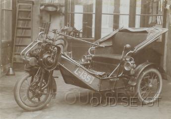 46.jpg - Firma Broederlet verkocht vanuit de 1e Dorpsstraat diverse oude auto's waaronder deze. Voertuig is een Cyclonette - Cyklonette, kenteken L-135 op naam H.Broedelet 1e dorpstraat Zeist. Foto is genomen in de garage. Opname tussen 1898-1910. Oplossing Henk Schuuring.