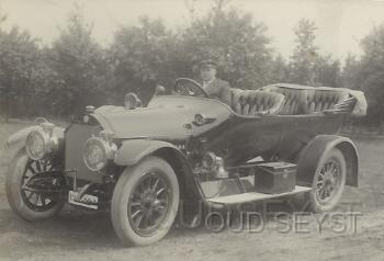 Benz-1912-52.jpg - Firma Broederlet verkocht vanuit de 1e Dorpsstraat diverse oude auto's waaronder deze: Benz Torpedo 30 pk. Eigenaar auto: Exl. van Vollenhoven (Ned. -Vice Consult Madrid) Opname van 1912