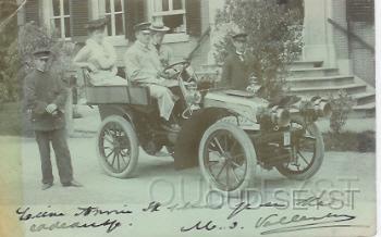 Fiat-1902-54.jpg - Firma Broederlet verkocht vanuit de 1e Dorpsstraat diverse oude auto's waaronder deze: 2 dames worden opgehaald het Zonnehuis Maartenshuis in Doorn met deze bijzondere Fiat met 2 chauffeurs. Opname van 1902. Oplossing Henk Schuuring: De auto 1902 Darracq behoorde (hier met tijdelijk rijksnummer 7 van de handelaar, later op naam 724) toe aan Mevr. M. van Vollenhoven, woonachtig op de buitenplaats Sparrendaal, Hoofdstaat 87-91 te Driebergen. Deze foto is ook door haar overigens rechtsonder gesigneerd. De trap op de achtergrond is onderdeel van de voorgevel van Sparrendaal en niet het Maartenshuis.