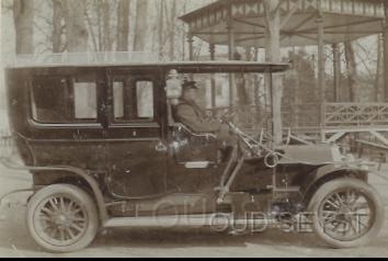 Fiat-1909-16.jpg - Firma Broederlet verkocht vanuit de 1e Dorpsstraat diverse oude auto's waaronder deze: Fiat Limo met 18/24 pk. met chauffeur J. van Dam en de eigenaar: Jhr. E. de Pesters. (Huize Bloemheuvel). Foto is genomen op het Rond bij de muziektent naast Hotel de Broedergemeente (Hermitage). Opname Januari 1909