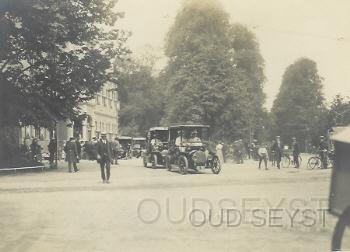 Fiat-1911-102.jpg - Trouwstoet verlaat het Gemeentehuis in Zeist (Trouwparty Fam. Mattus Duijs) Eigenaar auto: Garage Broederlet. Opname van Juli 1911