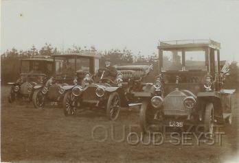 Fiat-1913-22.jpg - Firma Broederlet verkocht vanuit de 1e Dorpsstraat diverse oude auto's waaronder deze: 4 oude Fiat's de Limo en Landaulette. Opname van 1913.