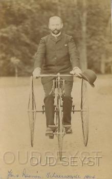 Fiets-1904-60.jpg - Jhr. F. van Rheenen (Huize Schaerweijde) is op zijn nieuwe fiets een ritje aan het maken door Zeist. In de zomer van 1904.