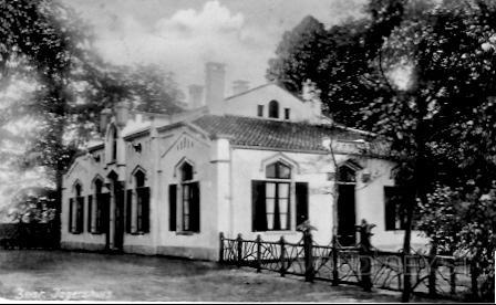 Jagers-1918-001.jpg - Het Jagershuys werd in 1909 bewoond door boschbaas B. Boer. Rond 1913 werden de bossen open gesteld voor de burgers. Het jachthuis werd verbouwd tot een woudhotel door C.J. Moll (caféhouder). Nu is in het Jagershuys een pannenkoekenrestaurant gevestigd. Foto gemaakt in 1918.