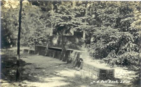 Pollbank-1933-001.jpg - De van de Poll-bank in het Zeister bosch nabij het Hertenkamp. De bank is geplaatst door de familie van de Poll, wonende op Beek en Royen, op 12 maart 1930. Foto gemaakt in 1933.
