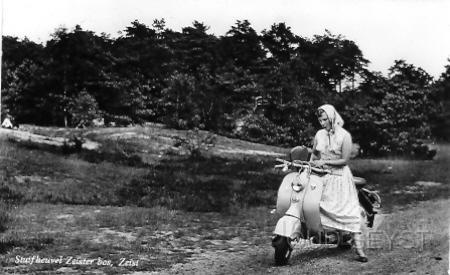 Stuifh-1958-001.jpg - In 1958 mocht je gewoon met je Vespa door het bos rijden. Deze dame kijkt in haar tasje of ze haar rijbewijs bij zich heeft, want ze staan te controleren bij de Graaf Adolflaan.