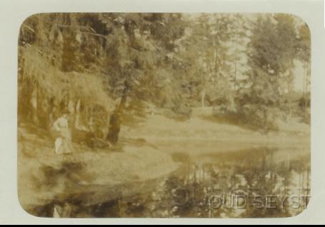 Zeisterb-1898-001.jpg - Deze opname is genomen in 1897 vanaf de boschkapel aan de Laan van Beek en Royen. Op de foto is een gezin te zien wat aan de waterkant van de boschvijver geniet van een zomerse dag.